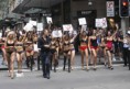 Mulheres marcham de lingerie pedindo presentes no Dia dos Namorados